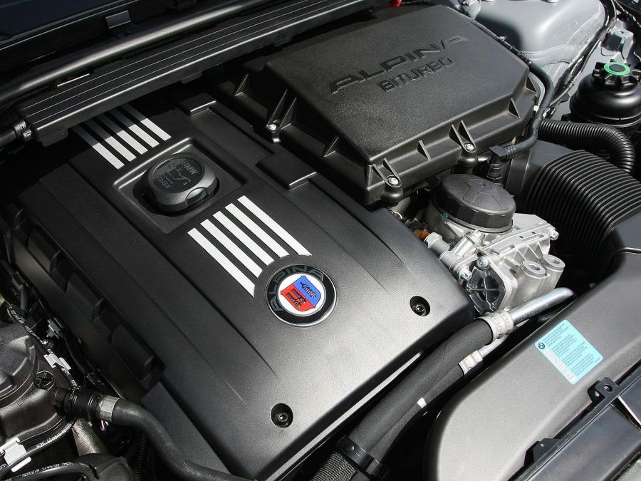 Моторный отсек Alpina B3 S Bi-Turbo Touring (E91) 2010 года  (фото 8 из 14)